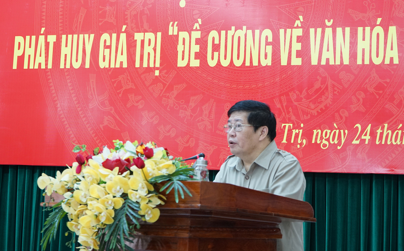 Nh&agrave; thơ Nguyễn Văn D&ugrave;ng - Chủ tịch Hội Văn học Nghệ thuật tỉnh đ&atilde; tr&igrave;nh b&agrave;y kh&aacute;i qu&aacute;t về 75 năm văn học, nghệ thuật Quảng Trị đồng h&agrave;nh c&ugrave;ng qu&ecirc; hương, đất nước.